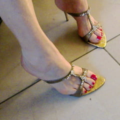 गोल्डन हील्स शूजॉब