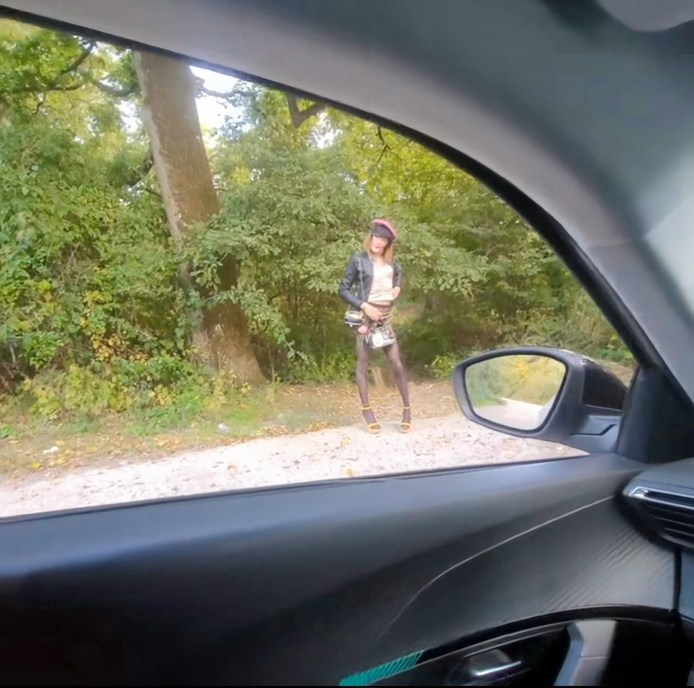 ExhiB🚗P U B L I C en Pute sur un Parking en Foret #22