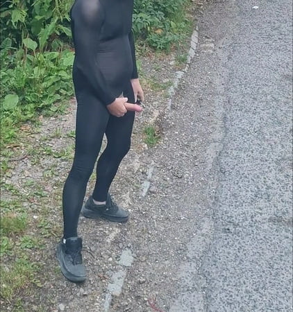 Sục cu ngoài trời mặc bộ bodysuit spandex 