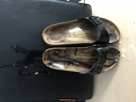 穿得很烂的Birkenstocks