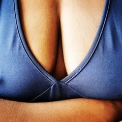 En robe bleue sexy