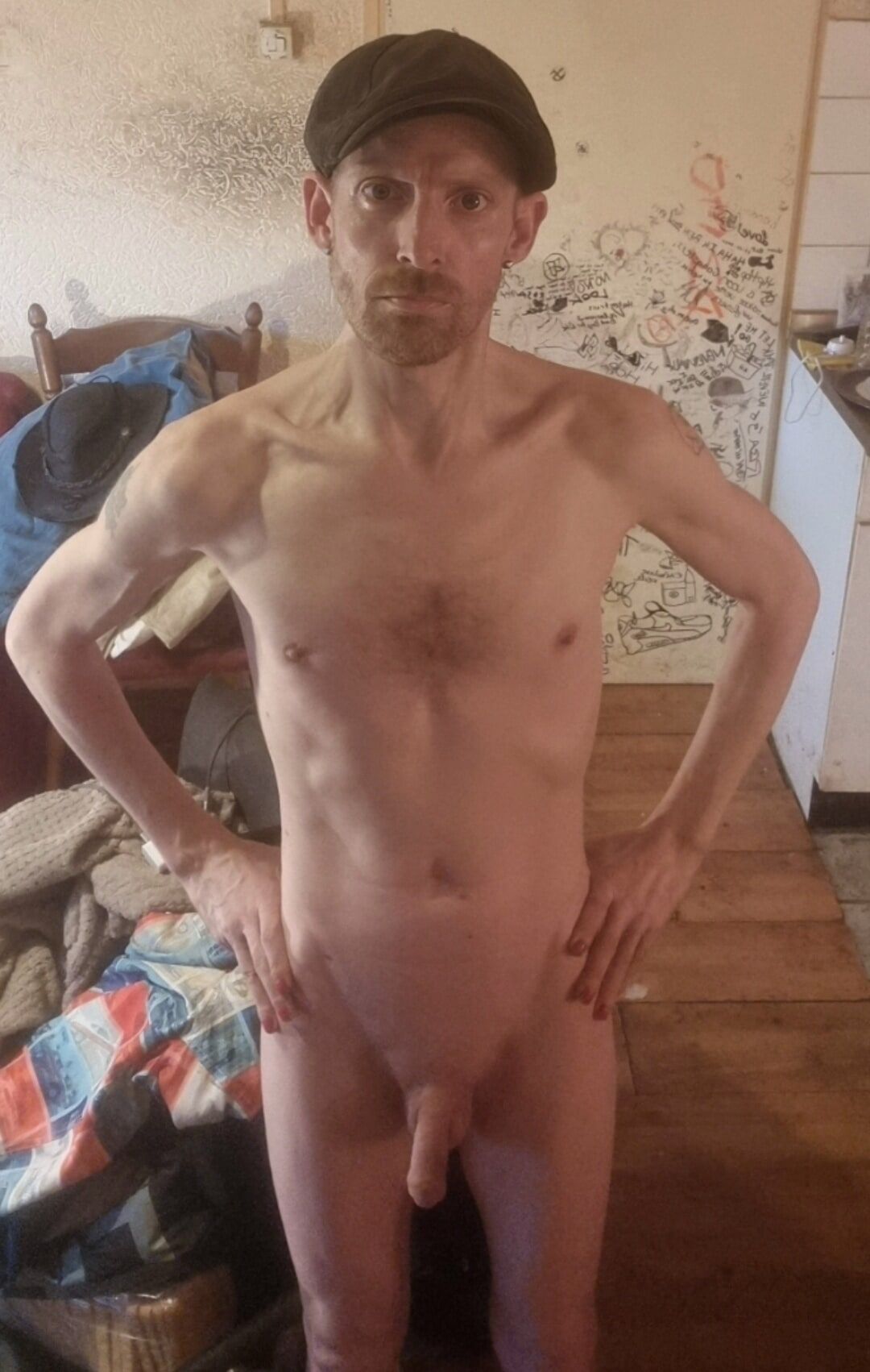 HeDDuDe posing in the nude