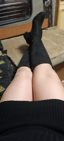 Io con dei vestiti e le calze 