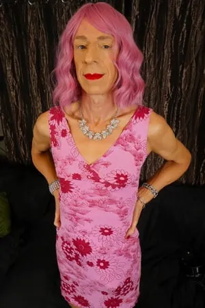     alessia travestita pink power         