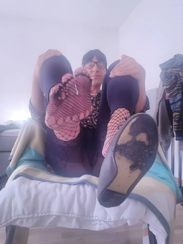 sissy plays with her clit and shows her pretty feet #4