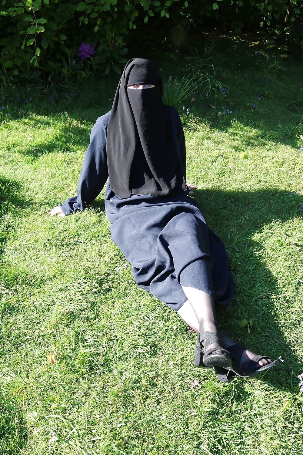 Muslim Burqa Niqab suspenders Outdoors Flashing  #31