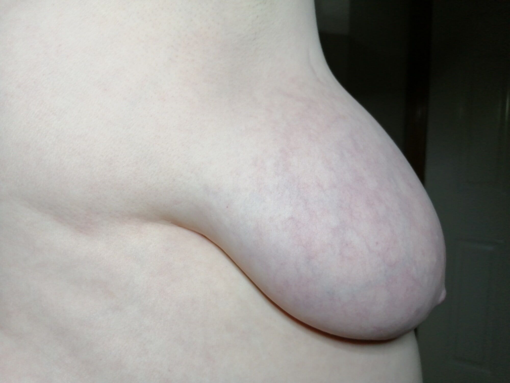 Side boob (artificial light, indoors) #24
