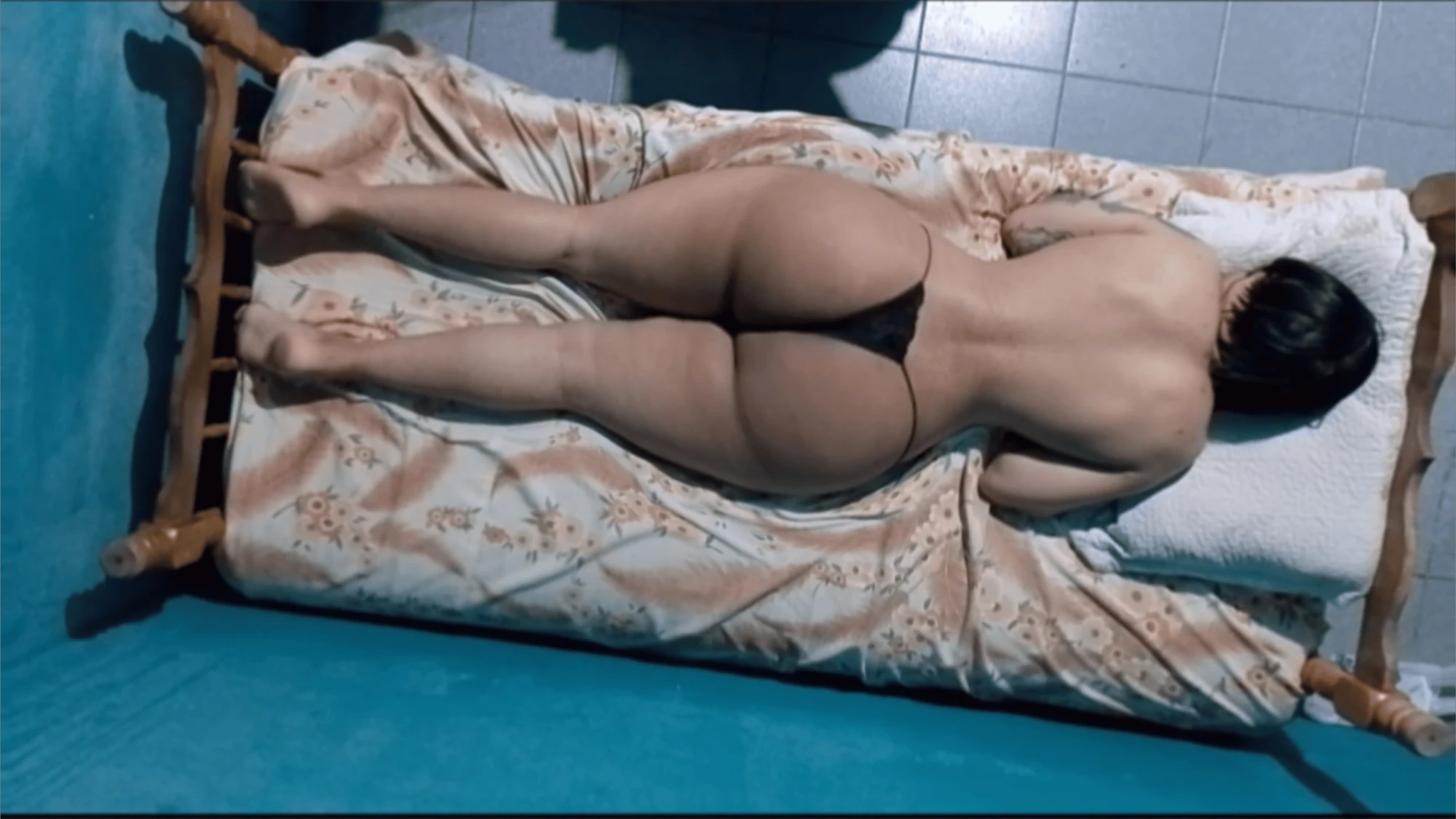 Фембой с голям задник и секси