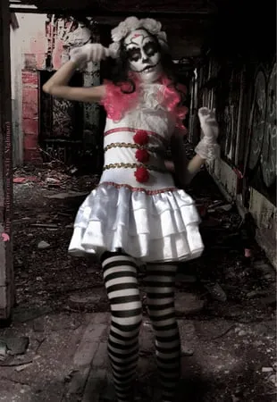 im a cute horny zombie girl         