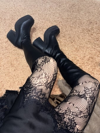 Seksi çoraplı ve çizmeli uzun bacaklar