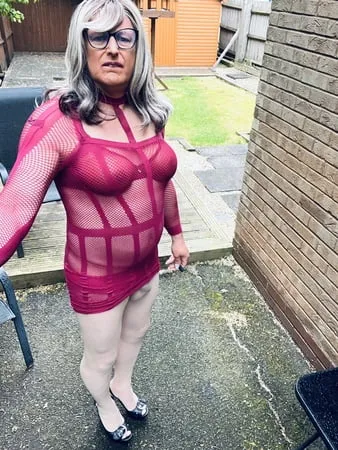 amateur crossdresser kelly cd in pink fishnet dress         