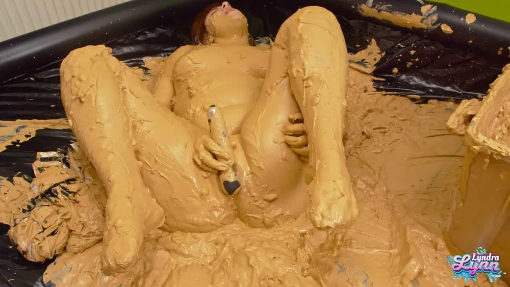 Cheerleader Cosplay - masturbating in mud #6