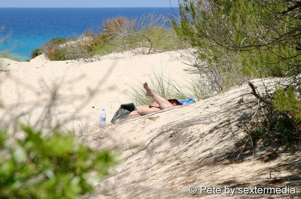 Amateur milf sunbathing in the nude