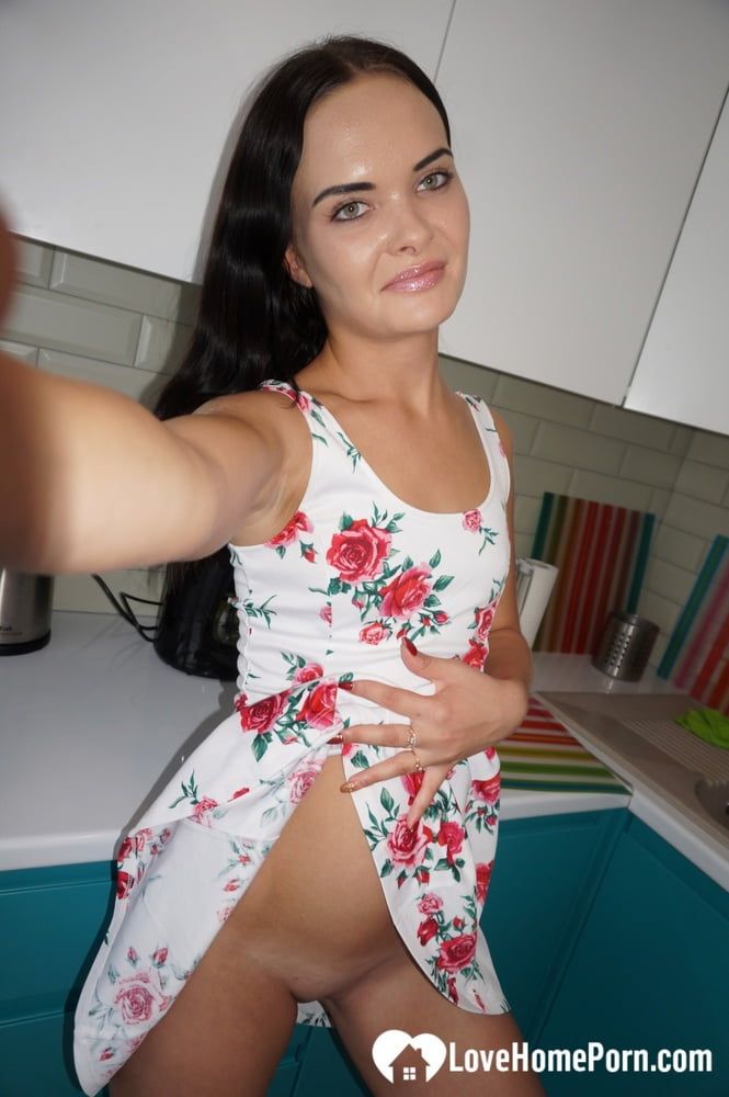 Beauty from the office gets her selfies
