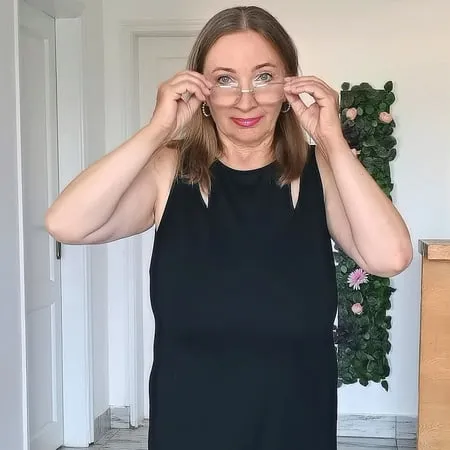 huge natural tits milf in black stckings and high heels         