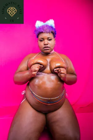 pretty ebony bbw poses nude         