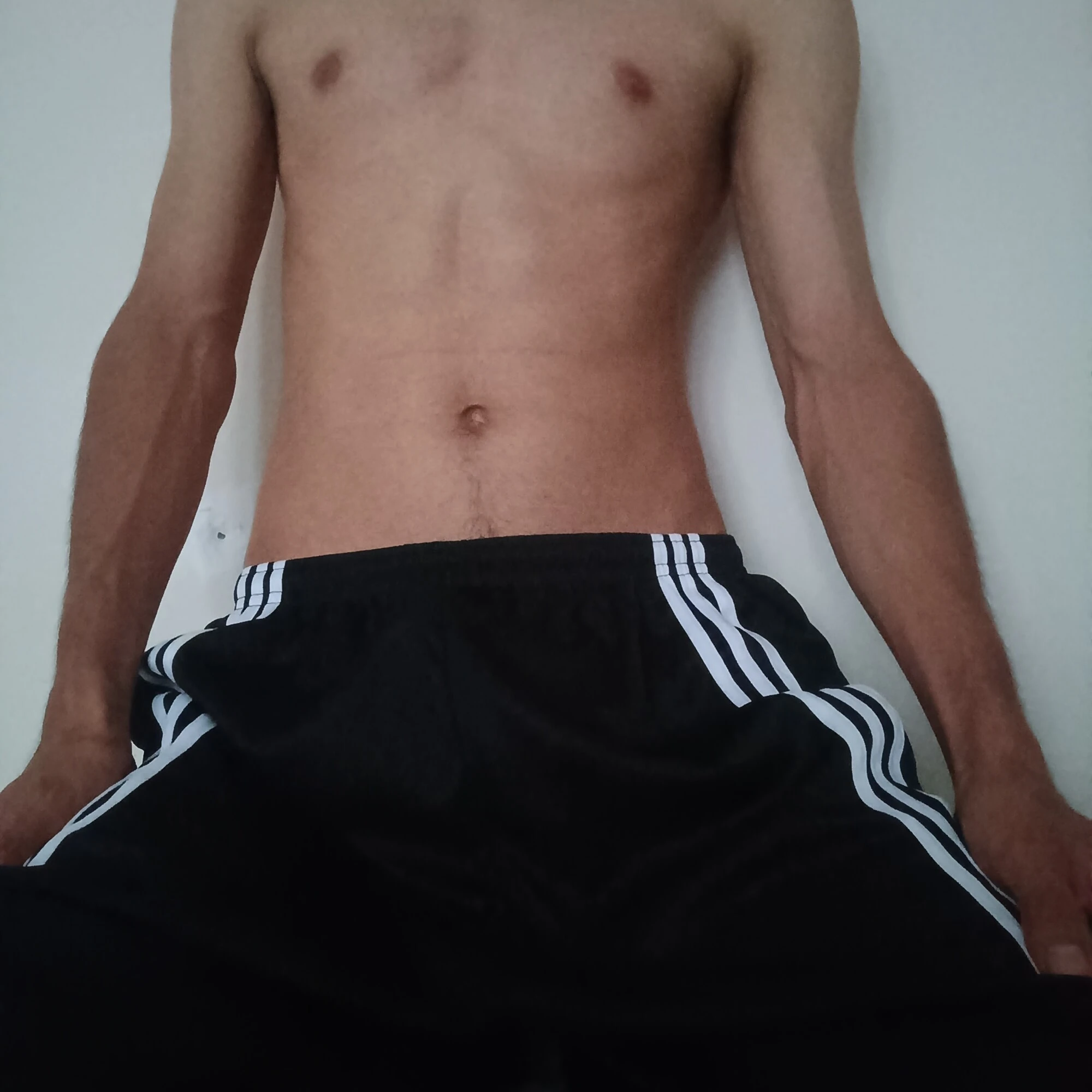 Jovencito latino en shorts 