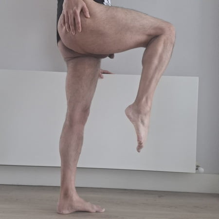 Eu em uma roupa de empregada