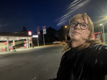 بلوندي خارج وحول