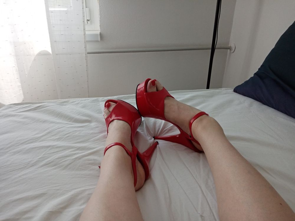 Tranny shows off her slender legs and feet in high heels #5