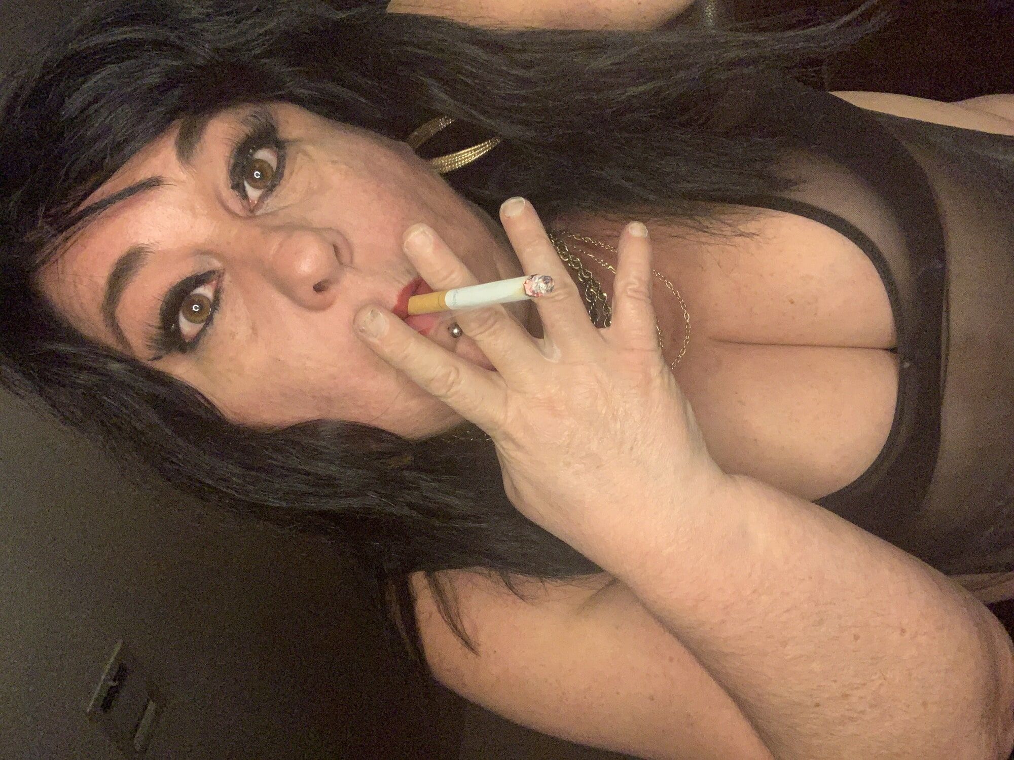 Mommy looks hot smoking