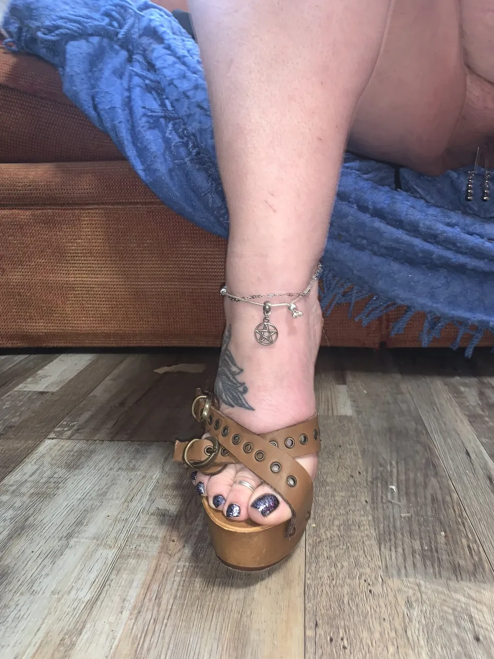 BBW Hotwife in Clog Heels Spreading #10