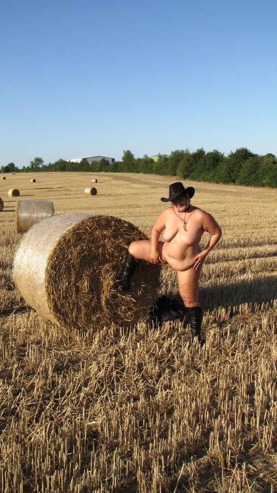 Completely naked in a corn field ... #4