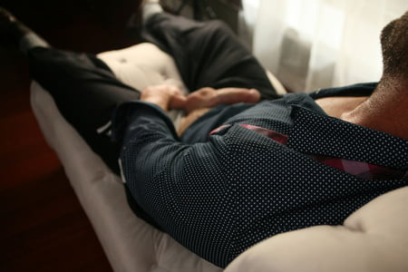 Maschio in tuta e si spoglia