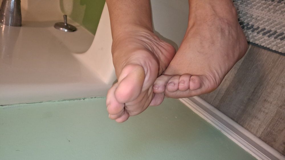 Showing off her soles and toes in the bath #6