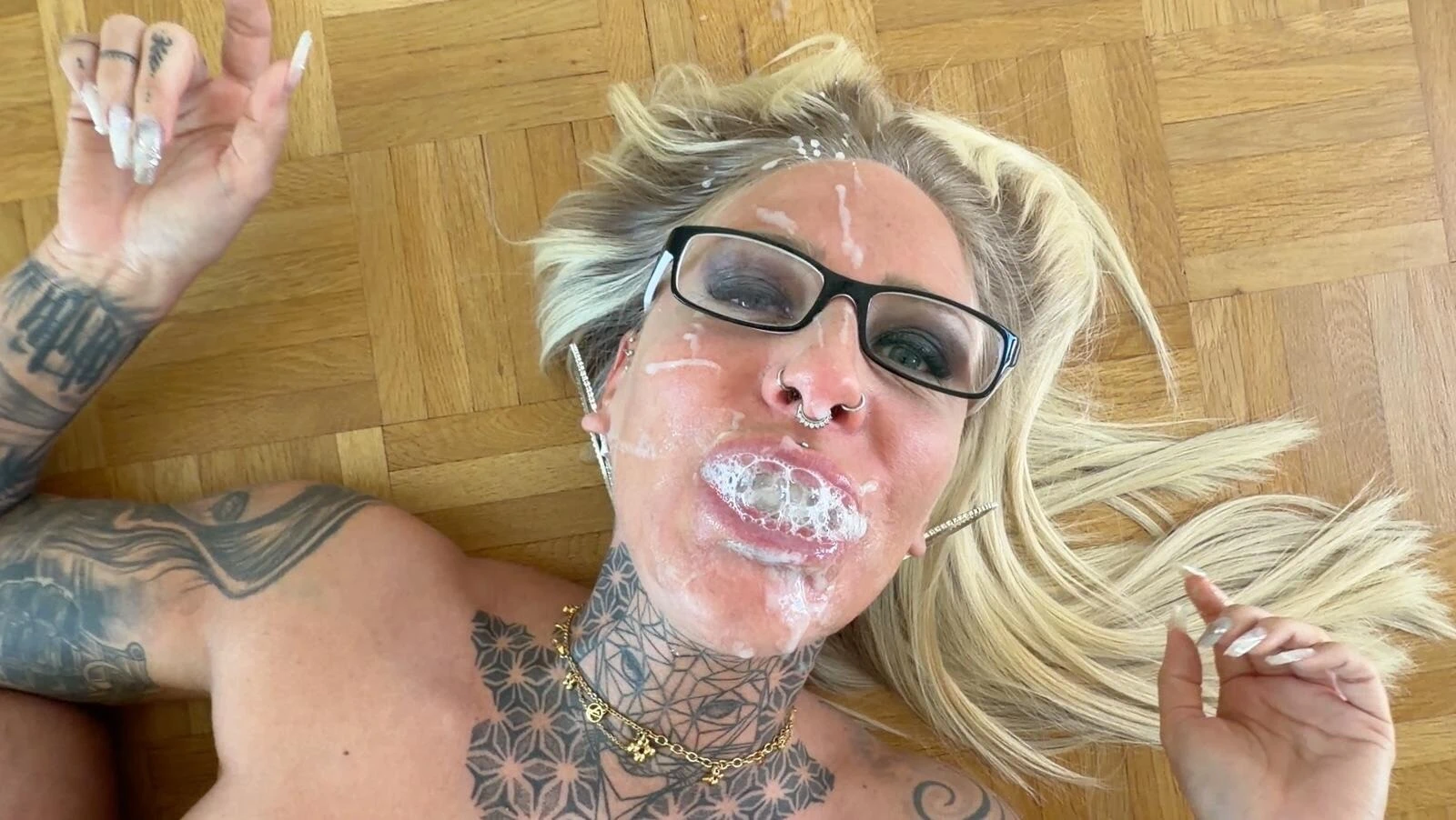 在闪亮的尼龙袜和凌乱的射液中的办公室乐趣