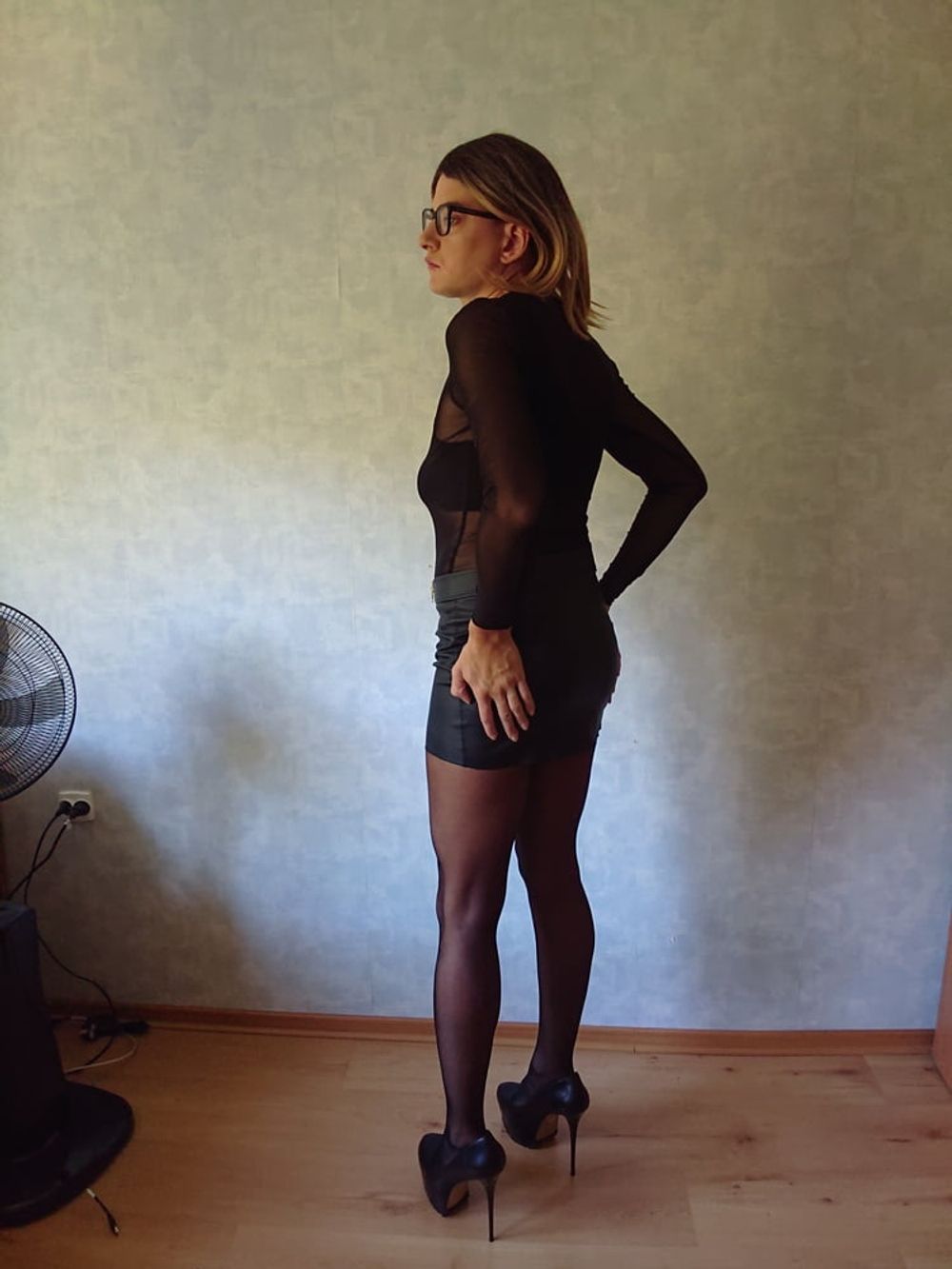 New photo session in sexy high heels and black nylon tights #4