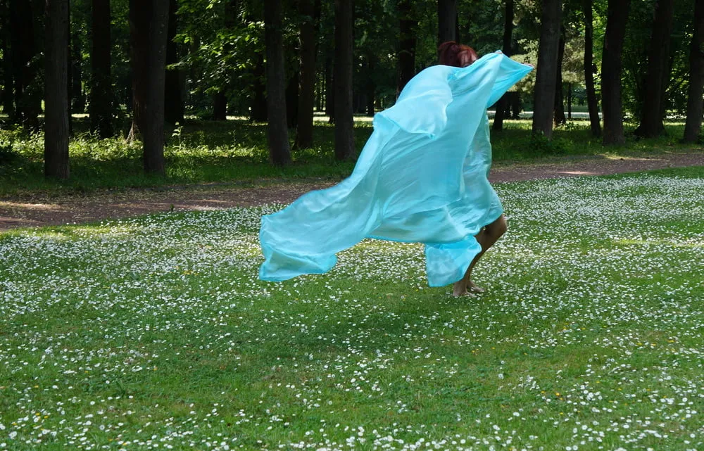 Game with a green cloth in the wind