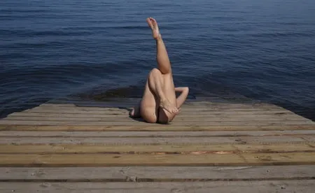 legs play on a wooden platform         