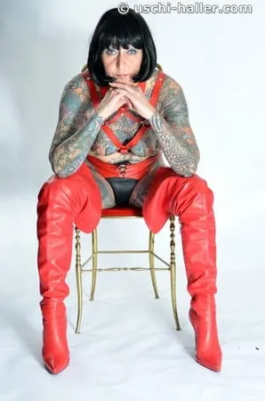 photo shoot with full body tattooed milf cleo         