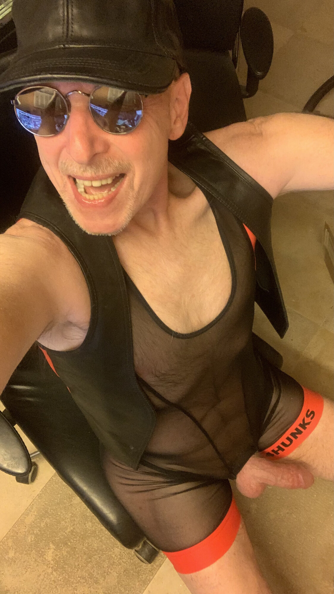 Le patron... le patron ose se montrer... nu !