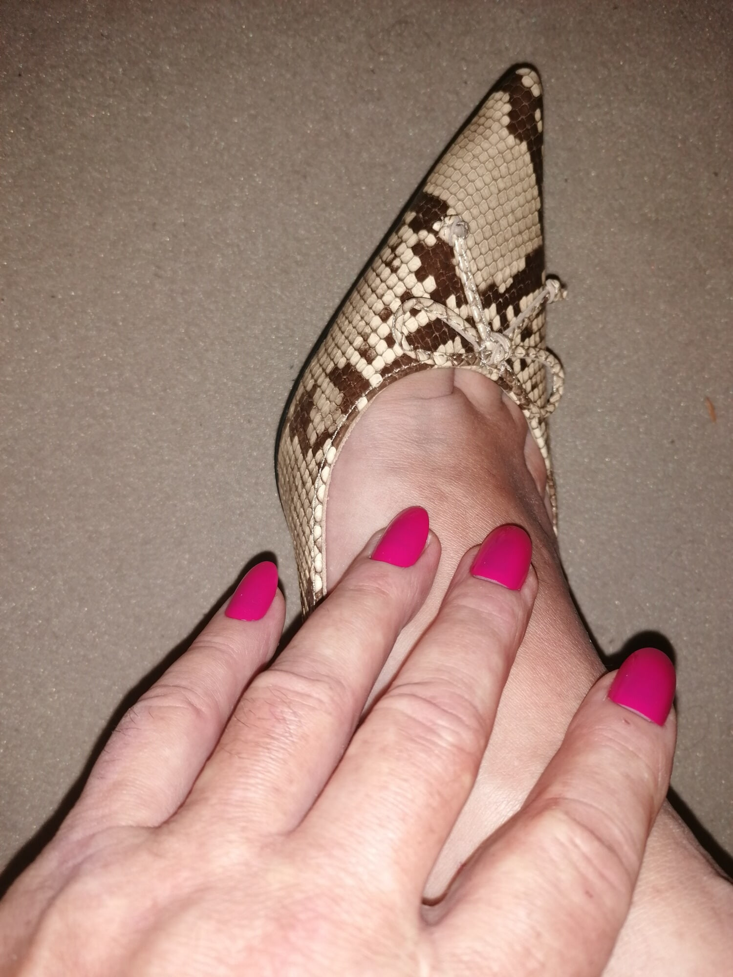 Sissy Beine in schwarzen netzstrümpfen