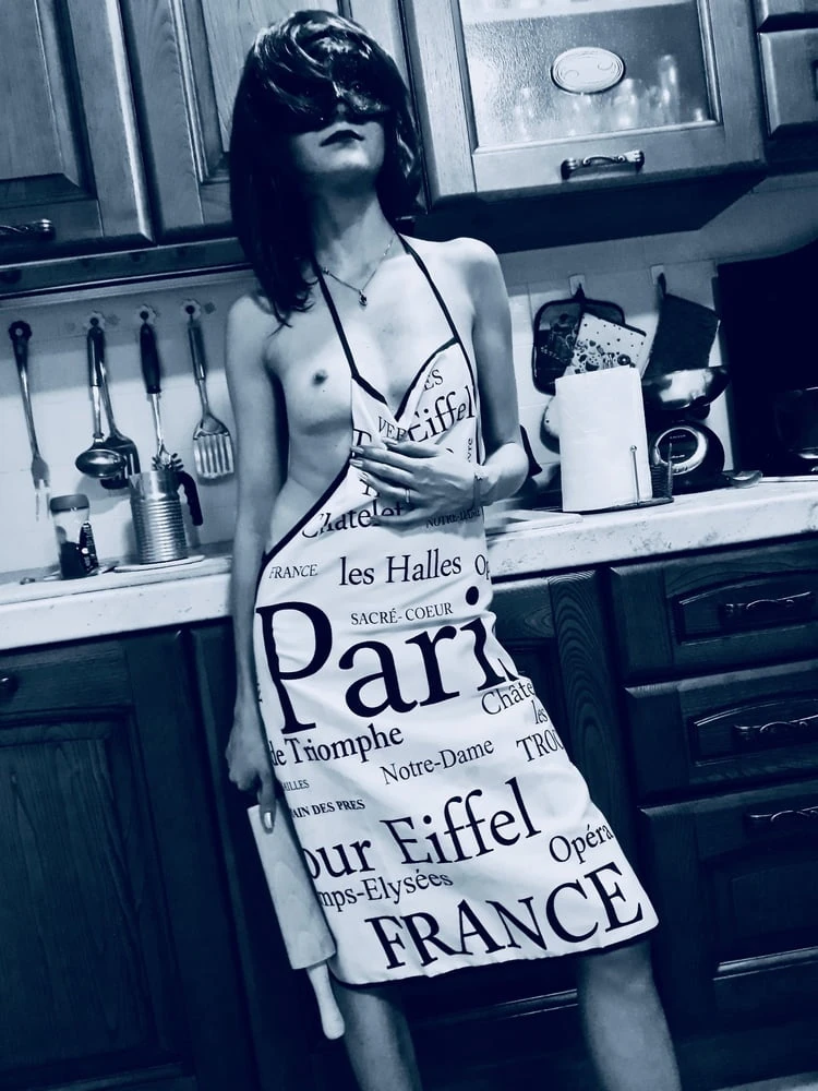Maja Amateur wife posing in the kitchen #31