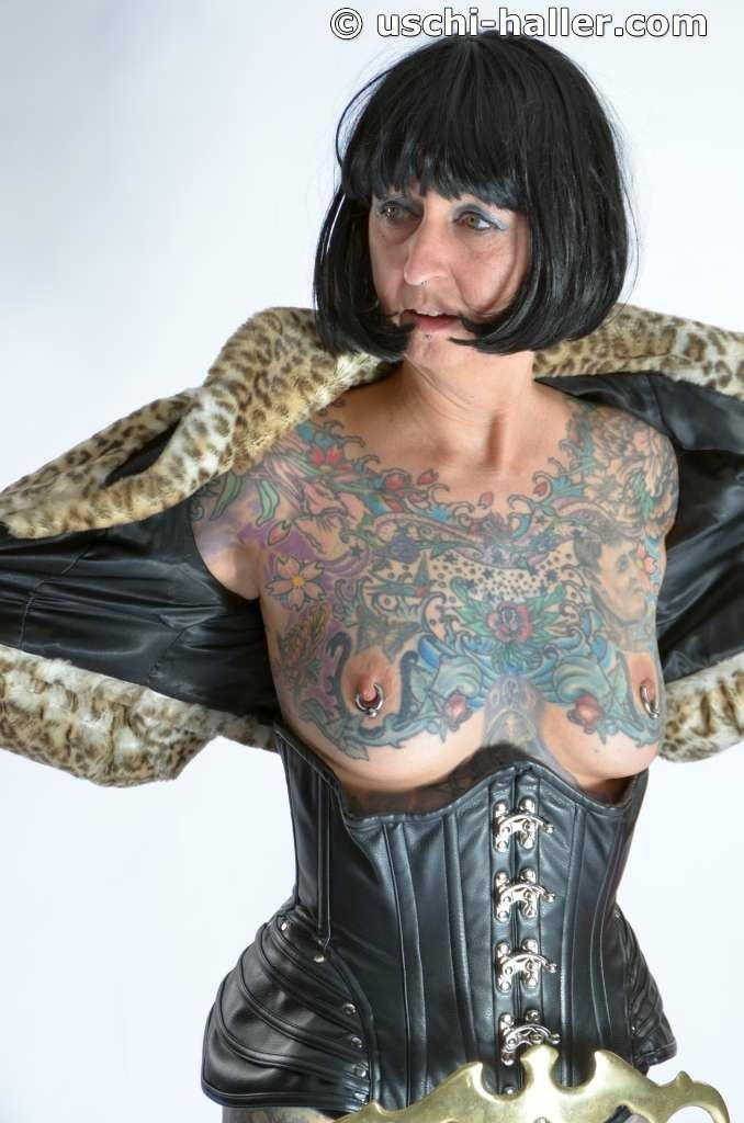 Photo shoot with full body tattooed MILF Cleo