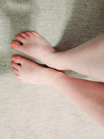 just some little feet that love to be worshiped         