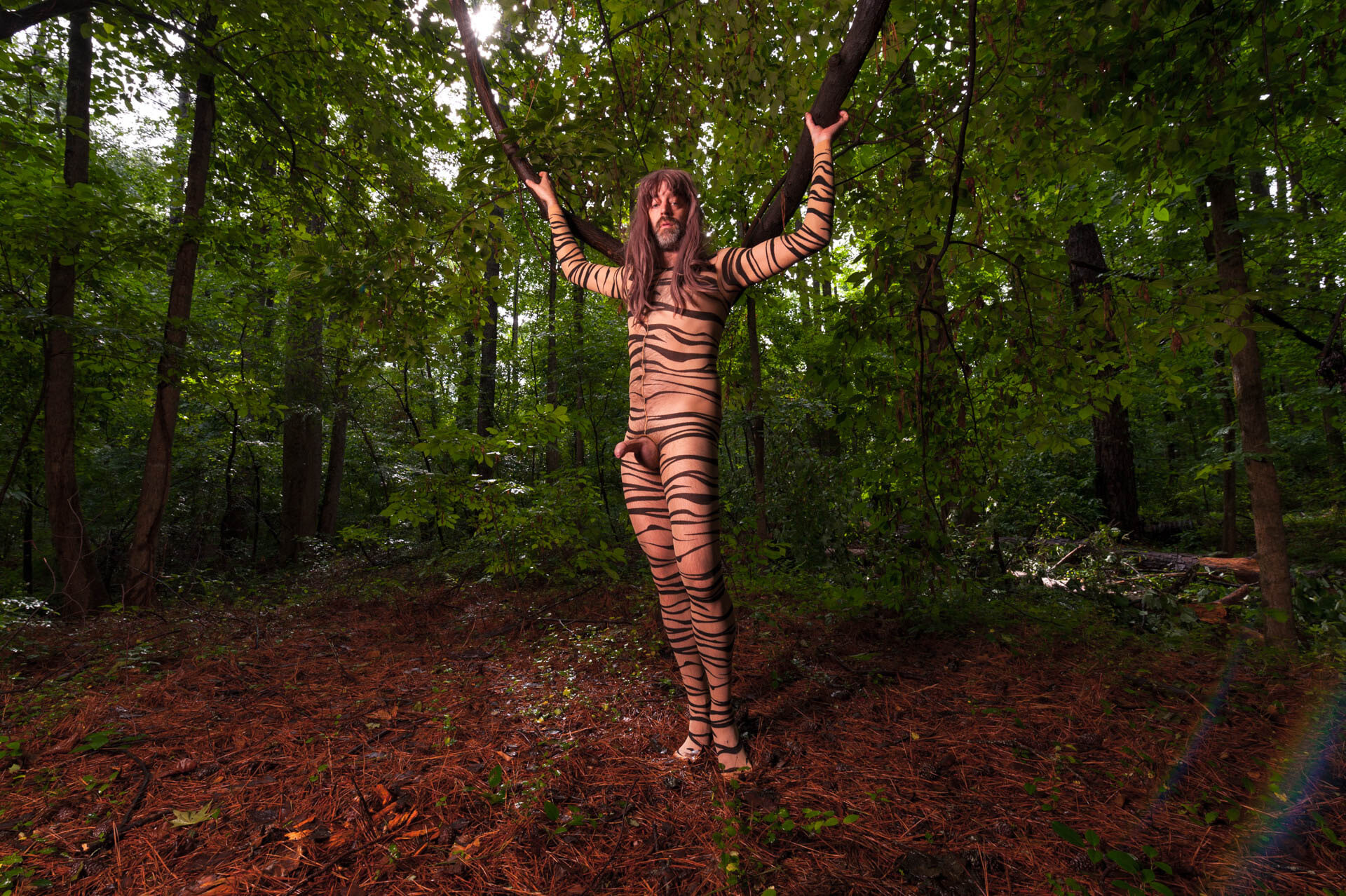 Ongesneden pik twink in het bos