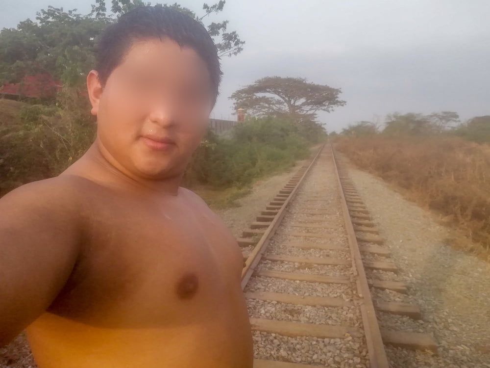 Mis Pezones Exhibidos en las Vias del Tren-Yop Sin Camiseta  #24