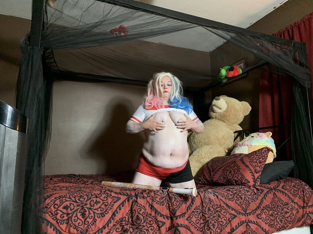 Sexy BBW Harley Quinn Cosplay Photoset #49