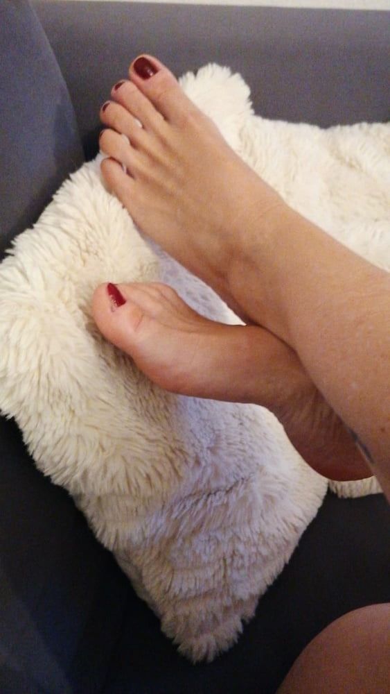 Look at my nice feet : ) #3
