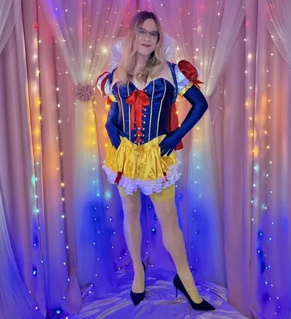 joanie snow white in blonde         