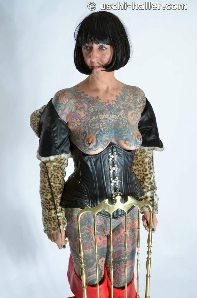 Photo shoot with full body tattooed MILF Cleo #10