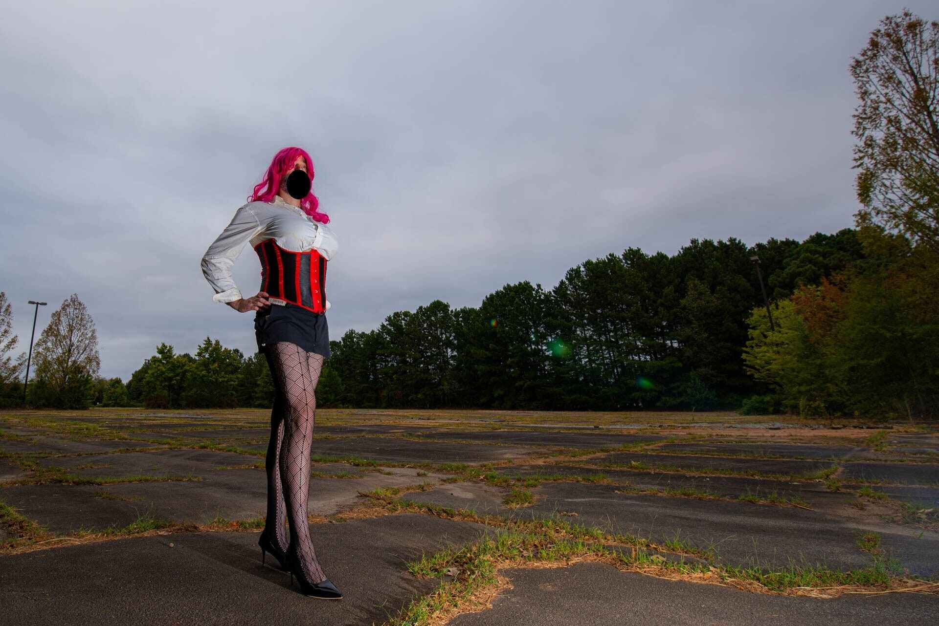 Fake tetas crossdresser em saia curta e espartilho para fora do lado