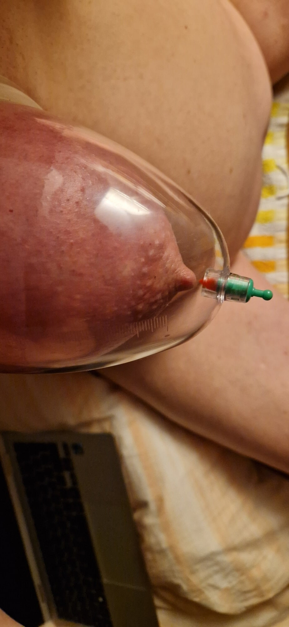 Sissy pumpt die Titten #10
