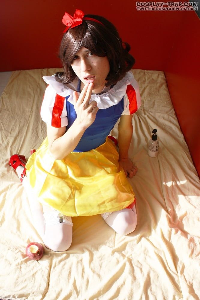 Crossdress cosplay Snow White and the horny poisoned apple #7
