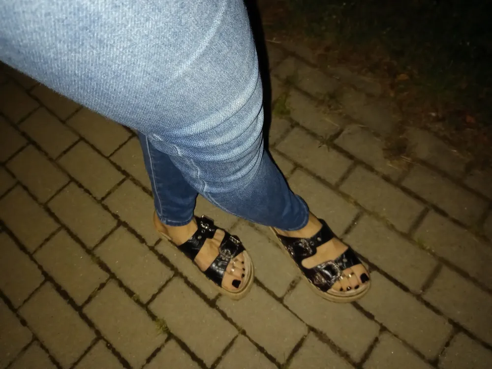 platform sandals and sexy feet #16