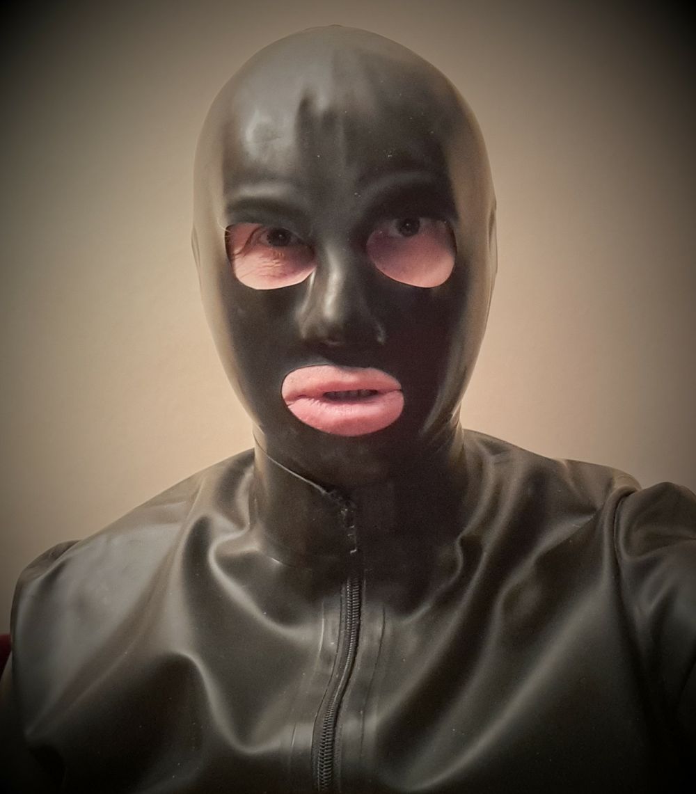 Latex Catsuit am Abend #2